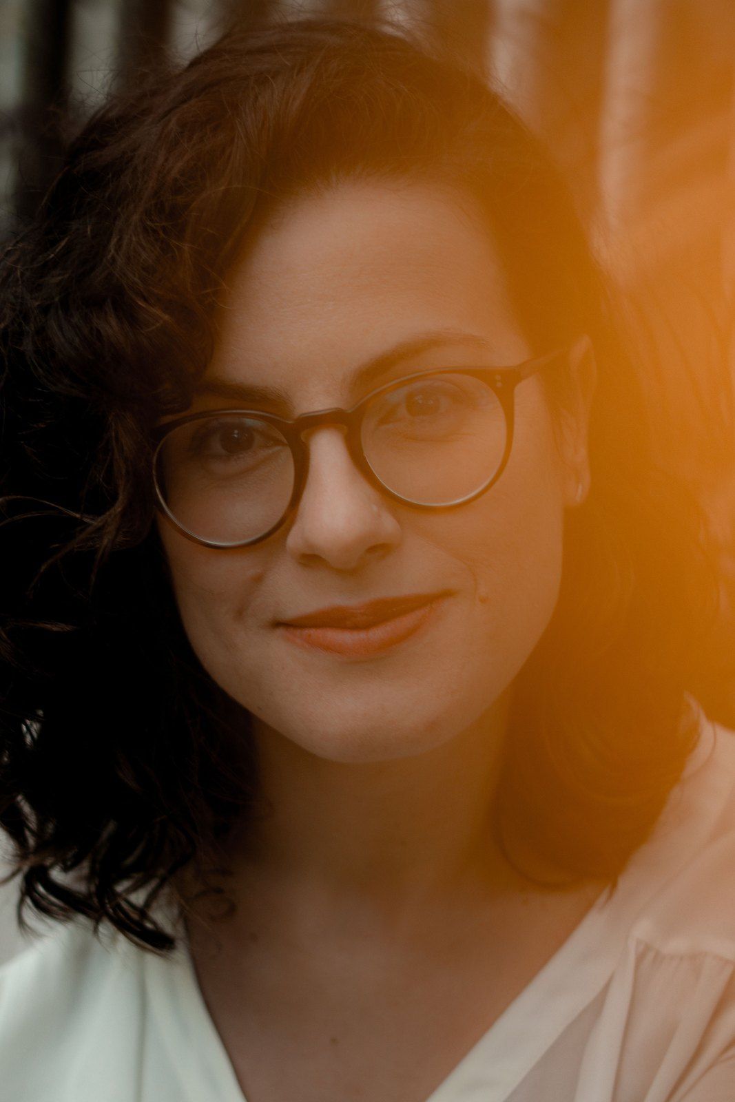 Renata em close, com luz de fim de tarde no rosto